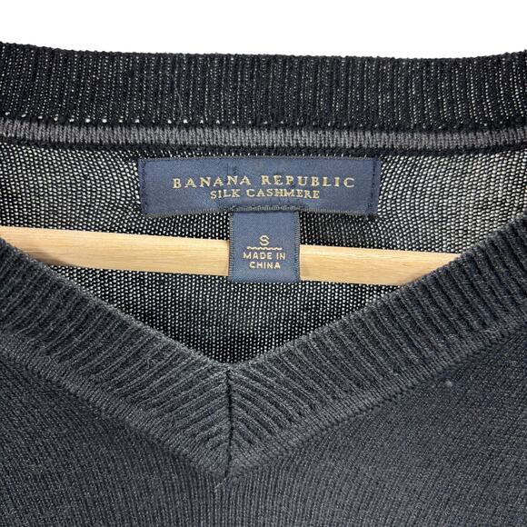 Banana Republic Silk Cashmere V-Neck Sweater Men’s Small Black Long Sleeve Knit - Picture 4 of 6